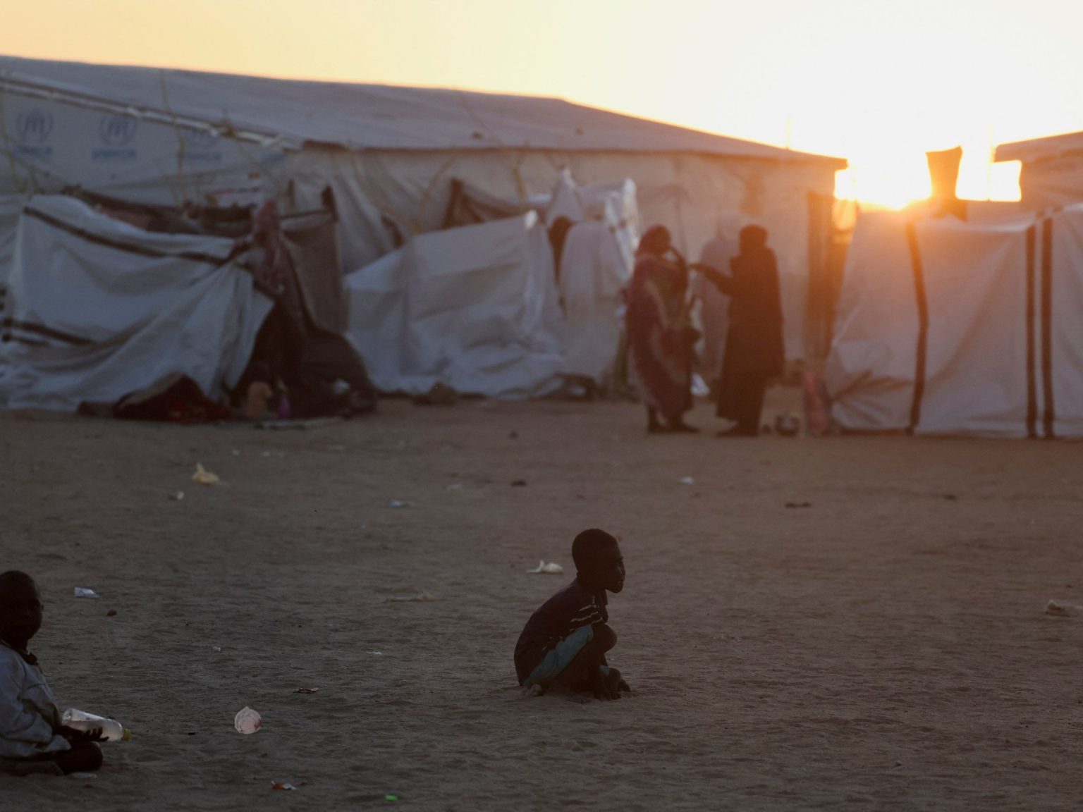 تتدفق موجات من الأسر السودانية هربًا من الحرب المتصاعدة، وتصل إلى تشاد الفقيرة.