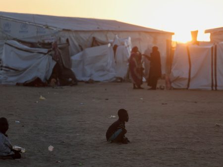 تتدفق موجات من الأسر السودانية هربًا من الحرب المتصاعدة، وتصل إلى تشاد الفقيرة.