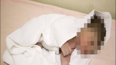 والدتها بتسيبها في البيت وتروح الشغل .. كواليس العثور على جثة رضيعة بشنطة مدرسة بفيصل