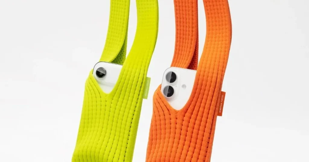 أبل تطلق حقيبة جديدة لهواتف آيفون.. "جورب فاخر" بسعر 230 دولاراًأصدرت شركة أبل حقيبة مصنوعة بتقنية الحياكة ثلاثية الأبعاد أطلقت عليها اسم iPhone Pocket، وهي أقرب ما تكون إلى "جورب فاخر" مصمم خصيصاً لحمل هواتف آيفون.12 نوفمبر 2025 07:40