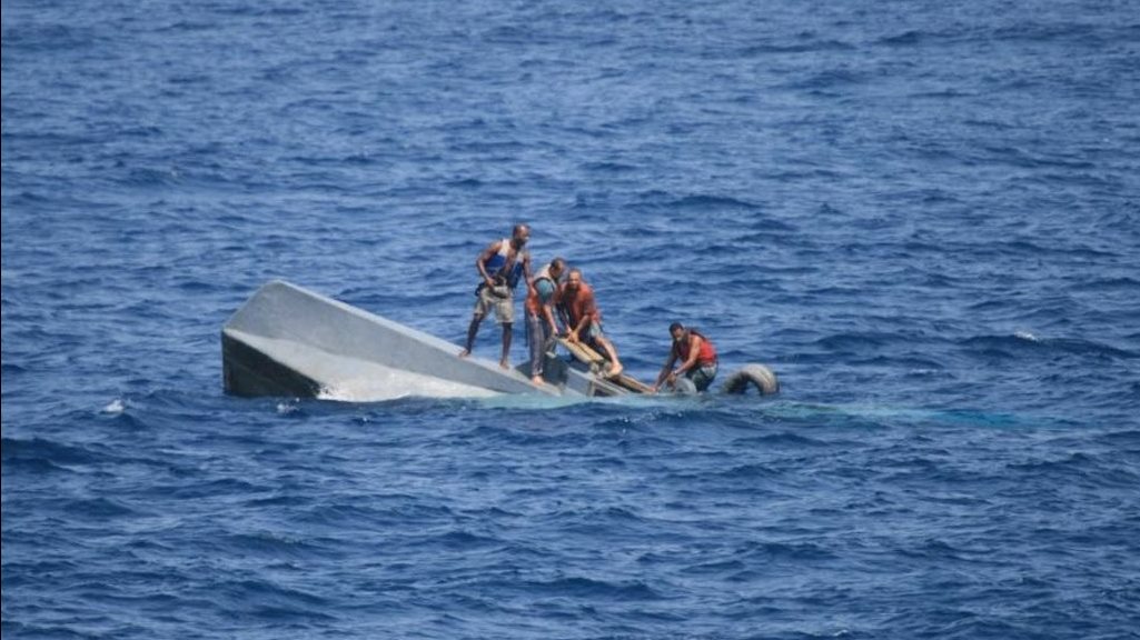 يحملان مئات الركاب.. غرق قارب للمهاجرين وفقدان آخر قبالة سواحل ماليزيا