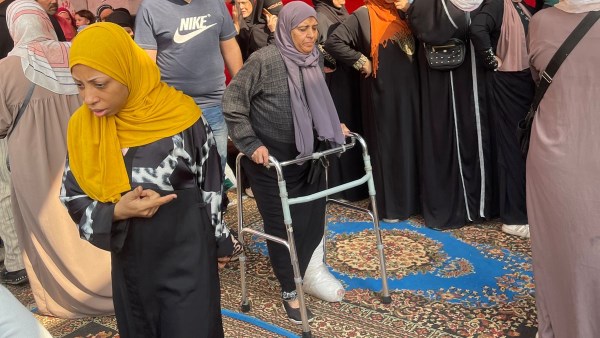 رغم الإصابة.. سيدة تدلي بصوتها في البحر الأعظم متكأة على عكاز