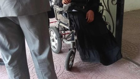 نجلاء تتحدى الإعاقة وتصعد بصوتها للوطن.. المستشار ينزل بنفسه لتمكينها من التصويت بالجيزة