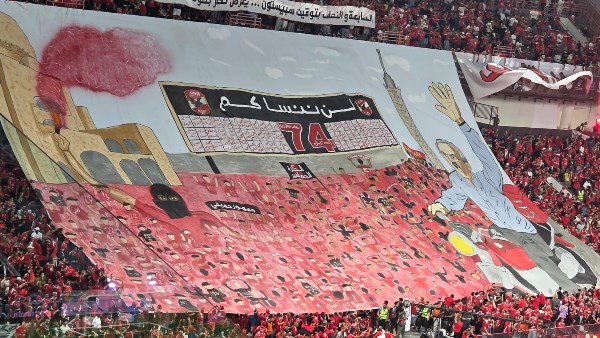 من هو الراجل الذي ظهر في تيفو الأهلي في مواجهة الزمالك بنهائي السوبر