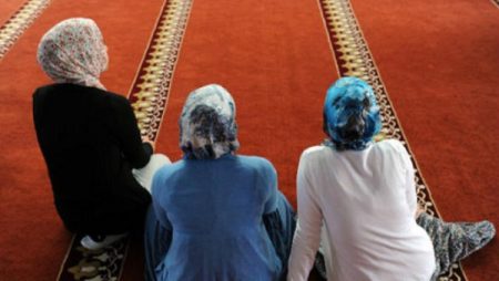 حكم خروج المرأة إلى المسجد متعطرة.. الإفتاء توضح أقوال الفقهاء