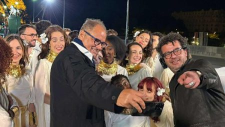 انظروا لنصف الكوب المليان..مازن المتجول يرد على منتقدي حفل المتحف المصري الكبير