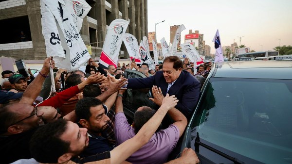 الأهالي تغمر أبو العينين بالتحيات ومظاهر الحب في مسيرة انتخابية حاشدة بالجيزة | فيديو