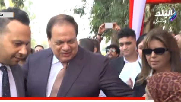 لقطات إنسانية للنائب محمد أبو العينين خلال تفقده اللجان الانتخابية في الجيزة