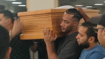 أول تعليق من محمد رمضان بعد وفاة والده.. ماذا قال؟