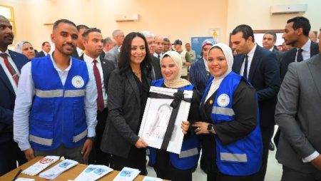 وزيرة التضامن تسلم جامعة الأقصر الأهلية طابعة “برايل” ولاب توب ناطق