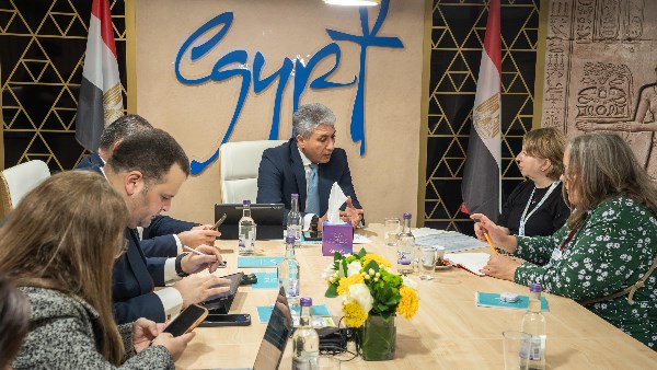 وزير الآثار يبحث فرص جذب الاستثمارات السياحية وشركات السفر البريطاني