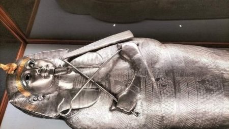 التابوت الفضي للملك بسوسنس الأول يجذب زوار المتحف المصري بالتحرير