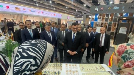 وزير الإسكان يتفقد جناح الوزارة بالمعرض والمؤتمر الدولي للنقل الذكي واللوجستيات والصناعة في دورته السادسة