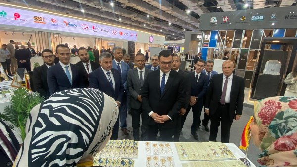 وزير الإسكان يتفقد جناح الوزارة بالمعرض والمؤتمر الدولي للنقل الذكي واللوجستيات والصناعة في دورته السادسة