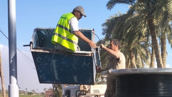 زرع 55 عمود كهرباء.. رجال الإنارة بمدينة العياط يصنعون ملحمة لإضاءة طريق 53 المريوطية