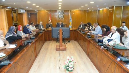 محافظ أسيوط يبحث مشاركة جمعيات أهلية بمعارض بالقاهرة لدعم الأسر المنتجة