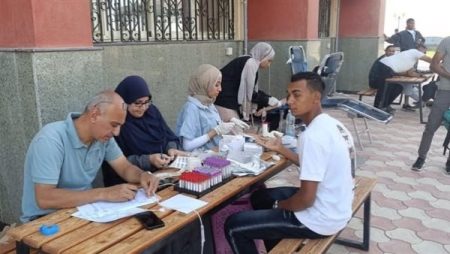 جامعة الوادي الجديد تنفذ حملة للتبرع بالدم في الكليات