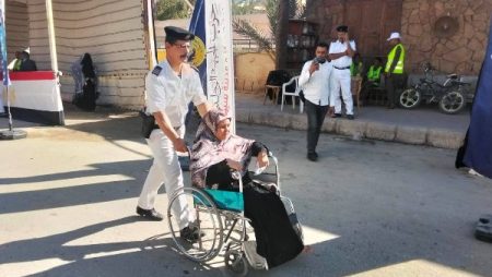 كبار السن بمطروح يحرصون على الإدلاء بأصواتهم وسط مساعدة رجال الشرطة “صور ”