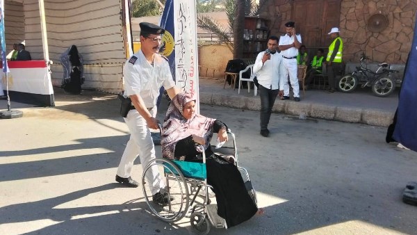 كبار السن بمطروح يحرصون على الإدلاء بأصواتهم وسط مساعدة رجال الشرطة “صور ”