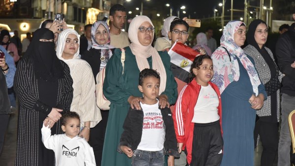وسط أجواء وطنية .. أبناء بورسعيد يتابعون فعاليات افتتاح المتحف المصري الكبير | صور