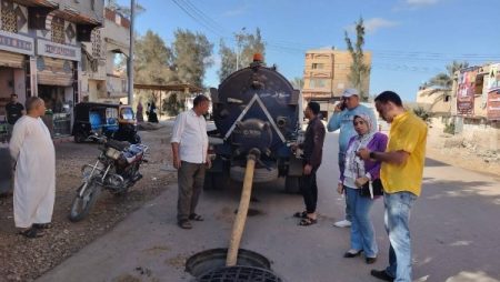تطهير شبكات الصرف الصحى بقرى كفر سعد استعدادًا لفصل الشتاء