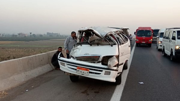 إصابة 10 أشخاص في حادث انقلاب ميكروباص بطريق قنا الغربى