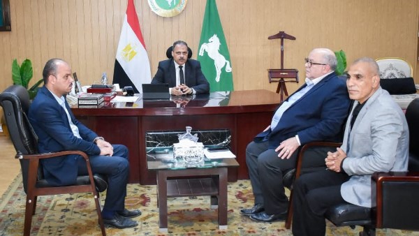 محافظ الشرقية يلتقي رئيس مدينة صان الحجر عقب تسلمه مهام عمله الجديد محافظ الشرقية يلتقي رئيس مدينة صان الحجر عقب تسلمه مهام عمله الجديد