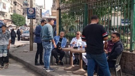 حملة أمنية ضد الباعة الجائلين والتوك توك أمام محطة مترو حلوان| صور