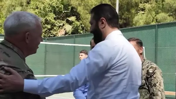 شاهد.. الرئيس السوري يلعب كرة السلة مع قائد القوات الدولية ضد «داعش»