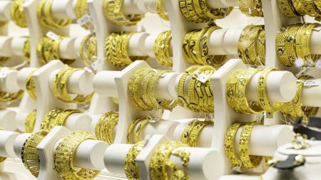 560 جنيها نزولًا من أعلى قمة.. مفاجأة في سعر الذهب عيار 21 اليوم الجمعة