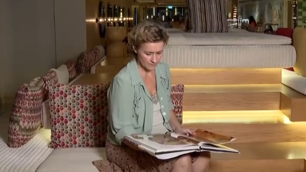 بعد ازمة سرقة لوحتها|الفنانة الدنماركية ليزا لاك نيلسن تزور مصر ..ماذا قالت؟