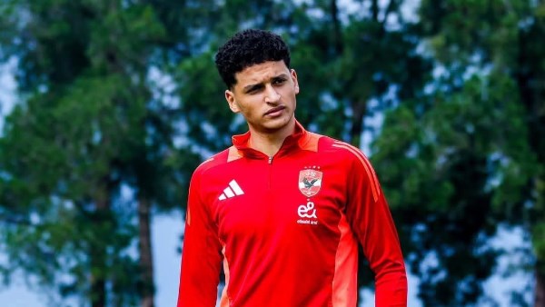 واعد وممكن يتخطي أسماء كبيرة.. إعلامي يتغنى بأداء لاعب الأهلي محمد عبد الله