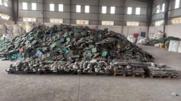 الأمن يداهم مصنعا لإعادة تدوير النفايات الخطرة بالشرقية