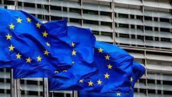 الاتحاد الأوروبي يوقف رسوم التعويض الكربوني على ركاب 21 شركة طيران أوروبية ويكافح التضليل البيئي