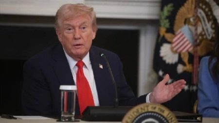 ترامب: الاقتصاد الأمريكي قوي ويجب إعادة فتح المعامل والشركات