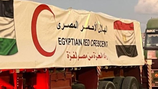 قافلة “زاد العزة” الـ 68 تدخل إلى الفلسطينيين بقطاع غزة