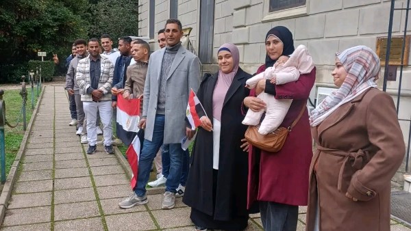 في حضن الأم .. صوت الوطن يعلو وقصة حب مصر تُروى بانتخابات النواب بالخارج