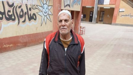 ناخب أمام مدرسة 6 أكتوبر الابتدائية ببولاق الدكرور: اختاروا اللي يريحكم ويشوف مصالحكم.. فيديو