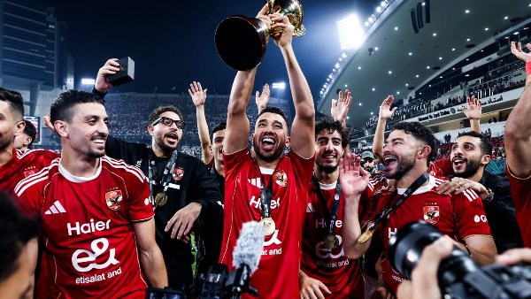 بنا يفتخر الفخر.. الأهلي يحتفل بلقب السوبر المصري