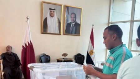إقبال كبير من المصريين للتصويت بانتخابات مجلس النواب في قطر.. صور