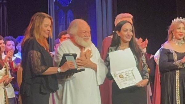 تكريم يحيى الفخراني بمهرجان الطفل العربي بعد عرض الملك لير | فيديو