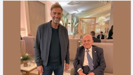 يورجن كلوب يشارك صورة مع مجدي يعقوب ويعلق: أمير القلوب