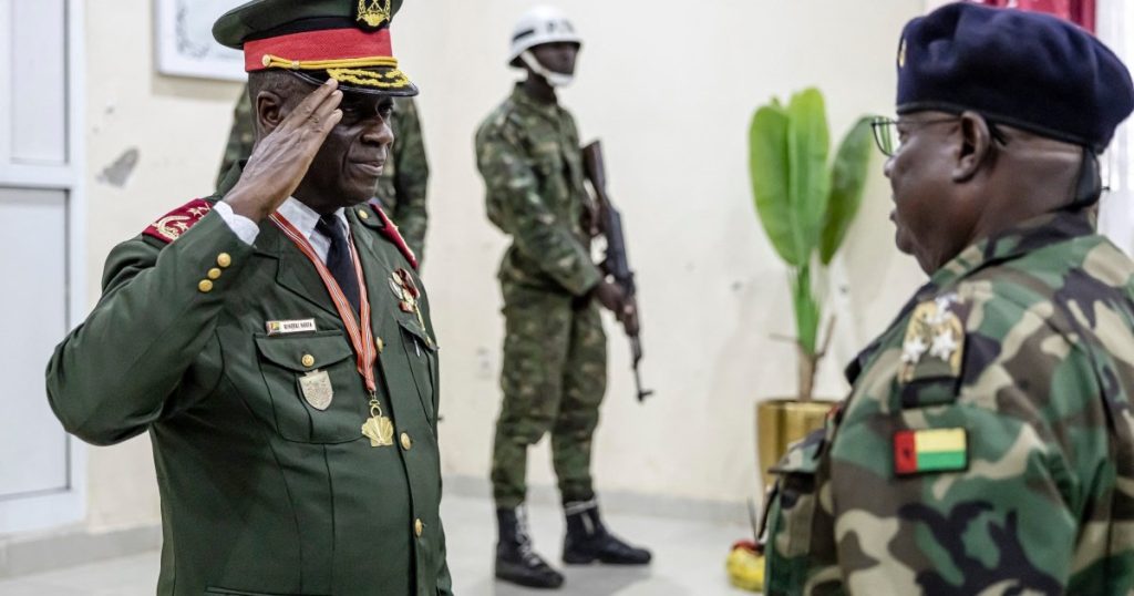 أُدِيَ الجنرال في غينيا بيساو رئيساً انتقالياً بعد انقلاب (coup).