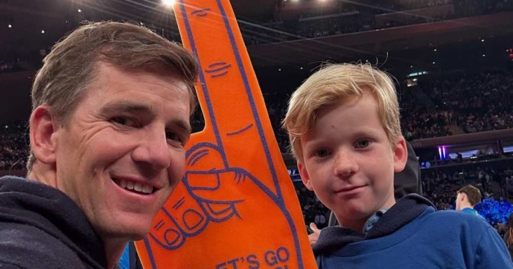 نجل إيلي مانينغ يرتدي زي لاعب الوسط “المفضل” في عيد الهالوين – وهو ليس والده