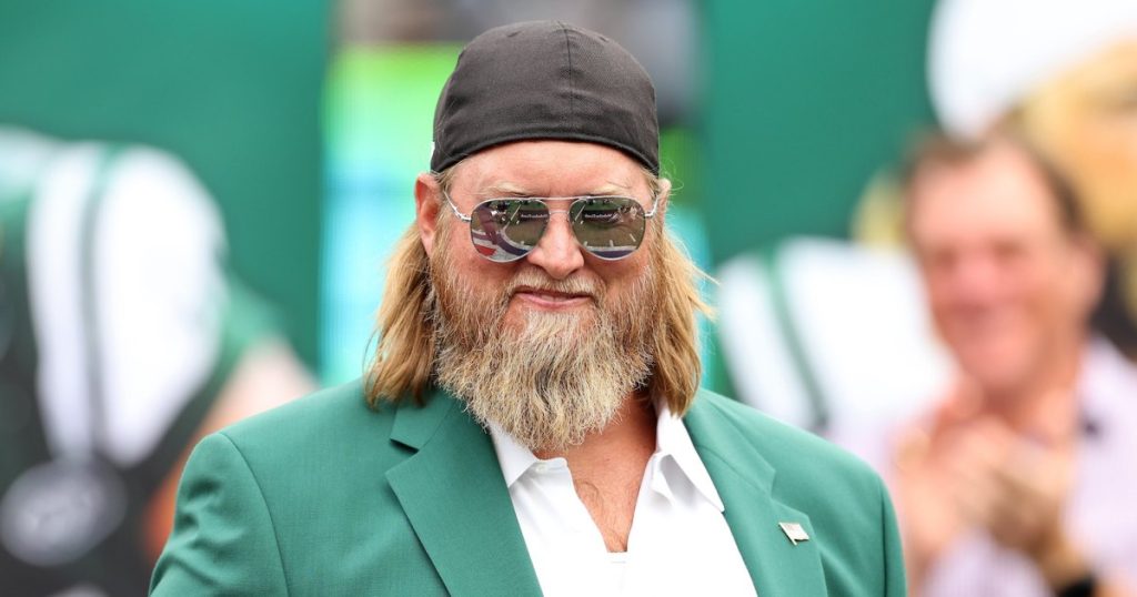 دفن أسطورة نيويورك جيتس نيك مانجولد في جنازة حضرها زملاء الفريق السابقون والمدربون