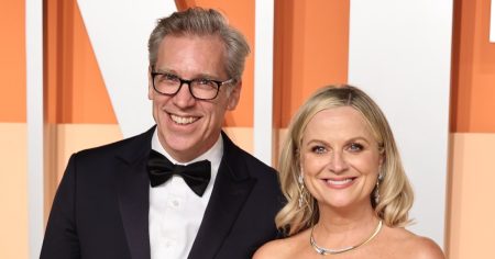 إيمي بوهلر تظهر بشكل نادر مع صديقها جويل لوفيل في موعد عشاء في لوس أنجلوس