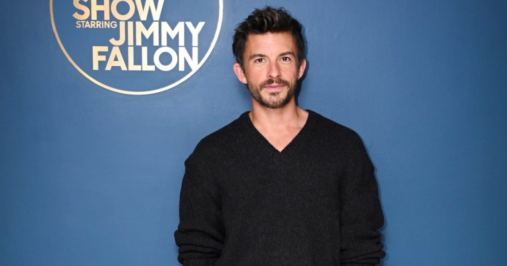 جوناثان بيلي وسيم للغاية باعتباره الرجل الأكثر جاذبية على قيد الحياة لعام 2025