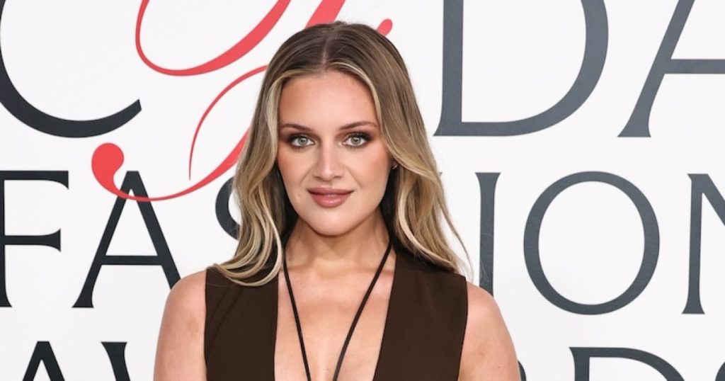 Kelsea Ballerini تتحدث عن رغبتها في أن تكون أماً في الأغنية الجديدة “I Sit in Parks” بعد الإعلان عن مفاجأة EP