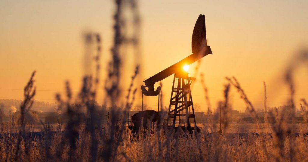 أسعار النفط ترتفع مع تصاعد المخاطر الجيوسياسية في روسيا وإيران