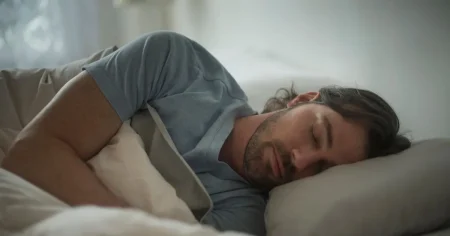 احذر من توقف التنفس أثناء النوم.. ربما يسبب الإصابة بالشلل الرعاش